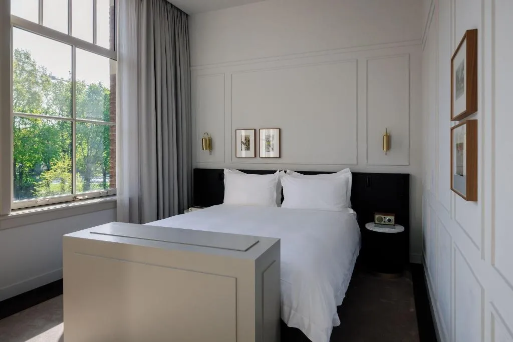 JUNIOR SUITE KING SIZE BED Room, Pillows Maurits At The Park, Amsterdam