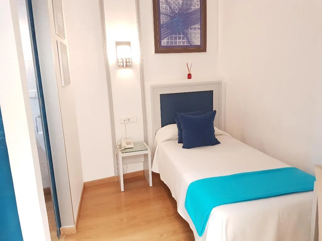 SINGLE STANDARD Room, Hotel y Apartamentos Doña Lola, Seville