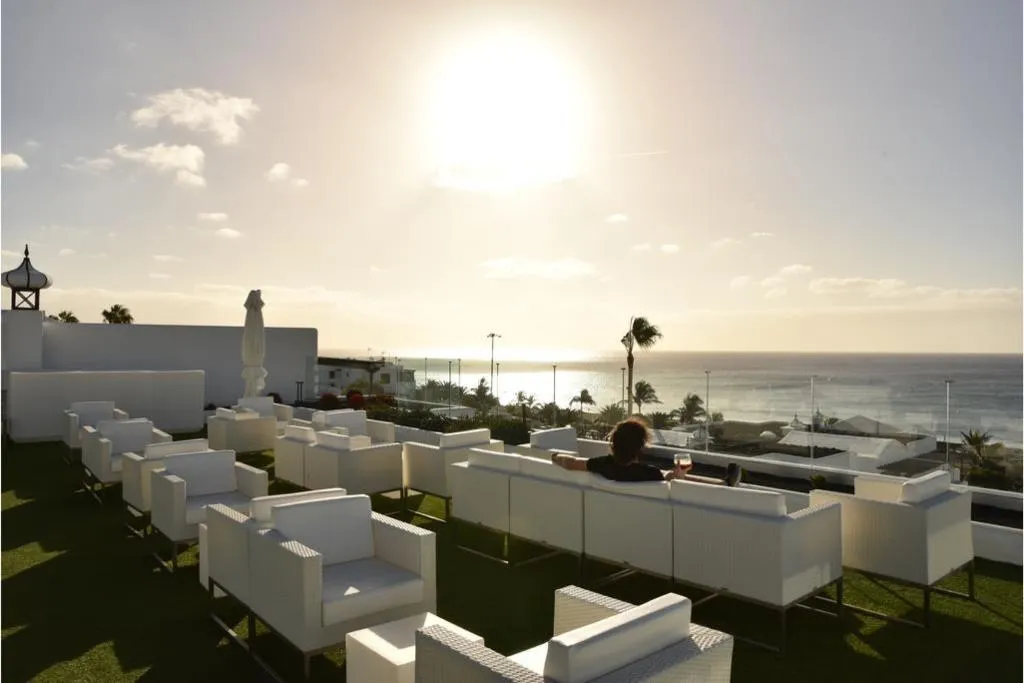 Terrace, R2 Apartamentos Bahia Kontiki, Lanzarote
