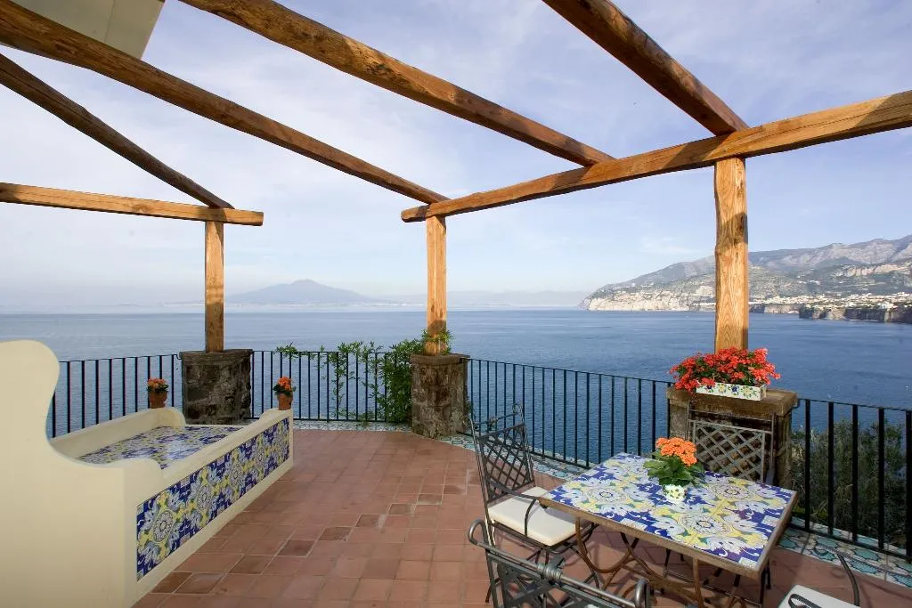JUNIOR SUITE STANDARD Room, La Tonnarella, Naples