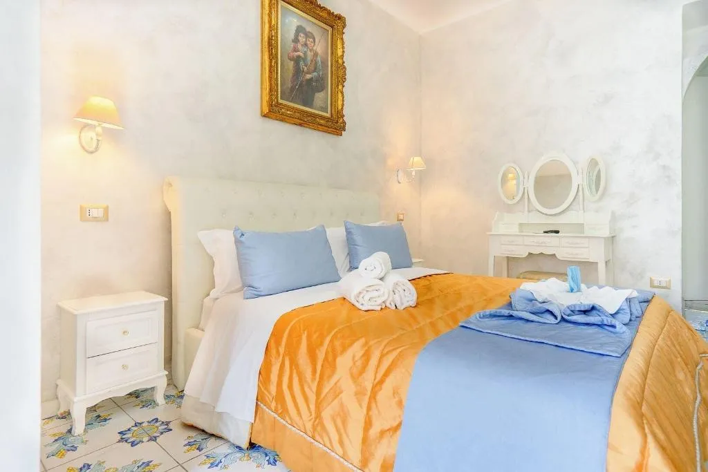 Room, Alma Adry, Naples