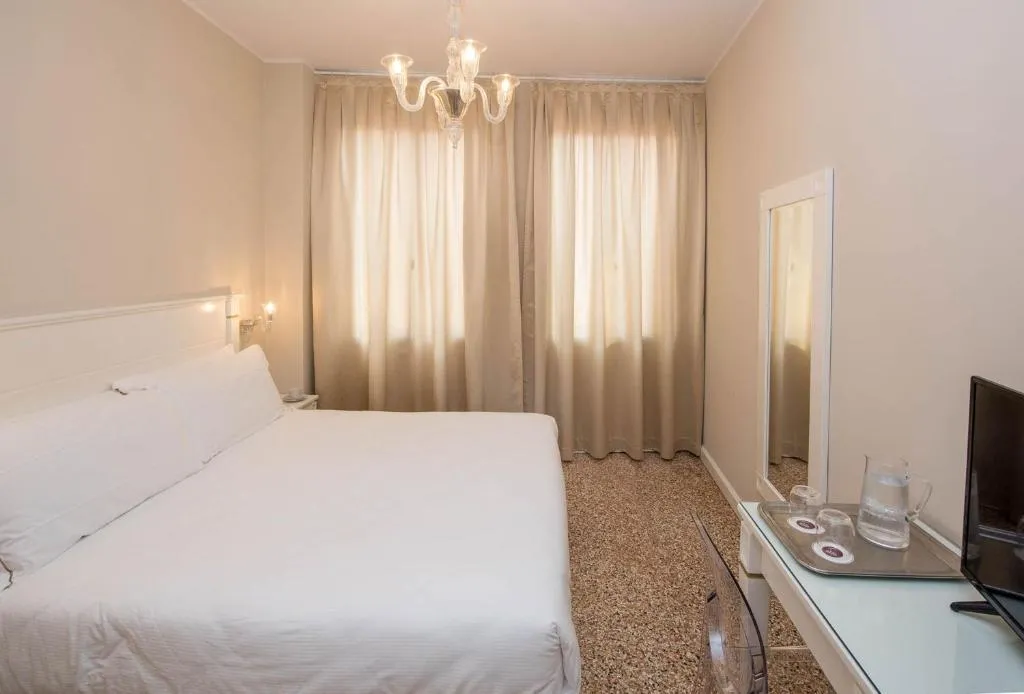 Room, Sonder Salute Palace, Venice