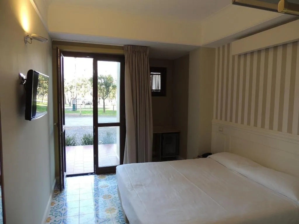 Room, Hotel Zeus Pompei, Naples