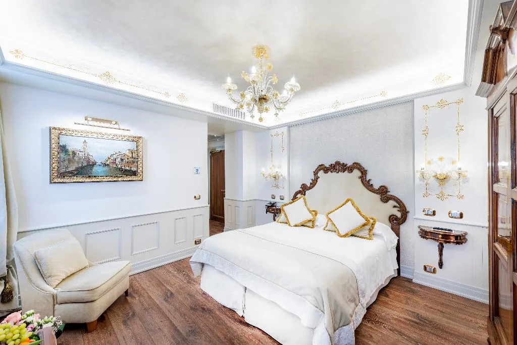 Double or Twin SUPERIOR Room, Monaco and Grand Canal, Venice
