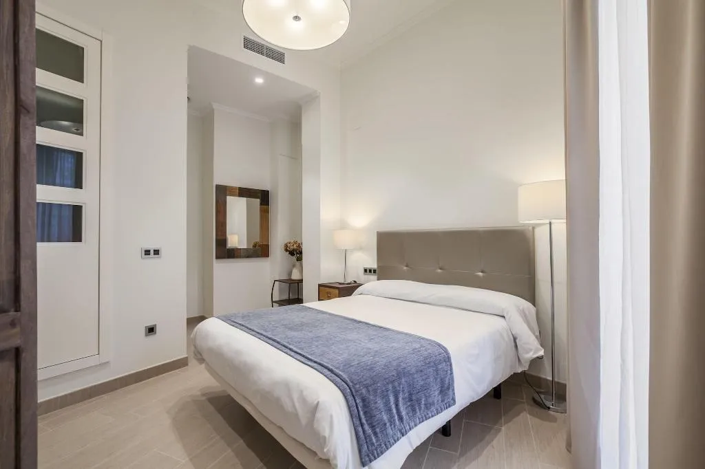 Room, Puerta Catedral Vinuesa15, Seville