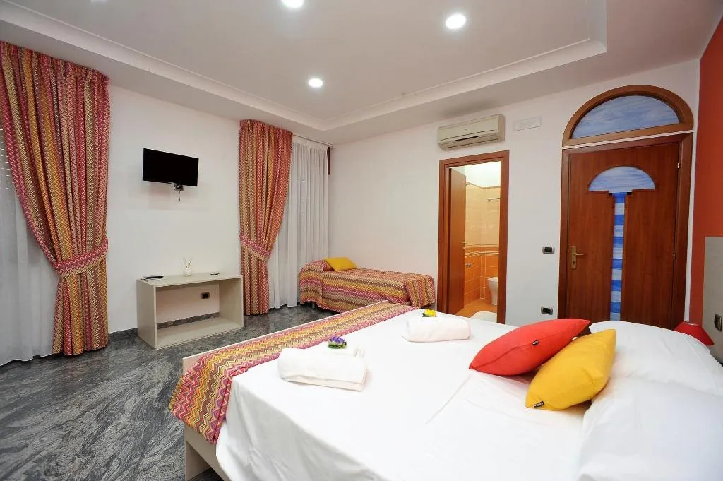 Room, B&B Cornelia, Naples