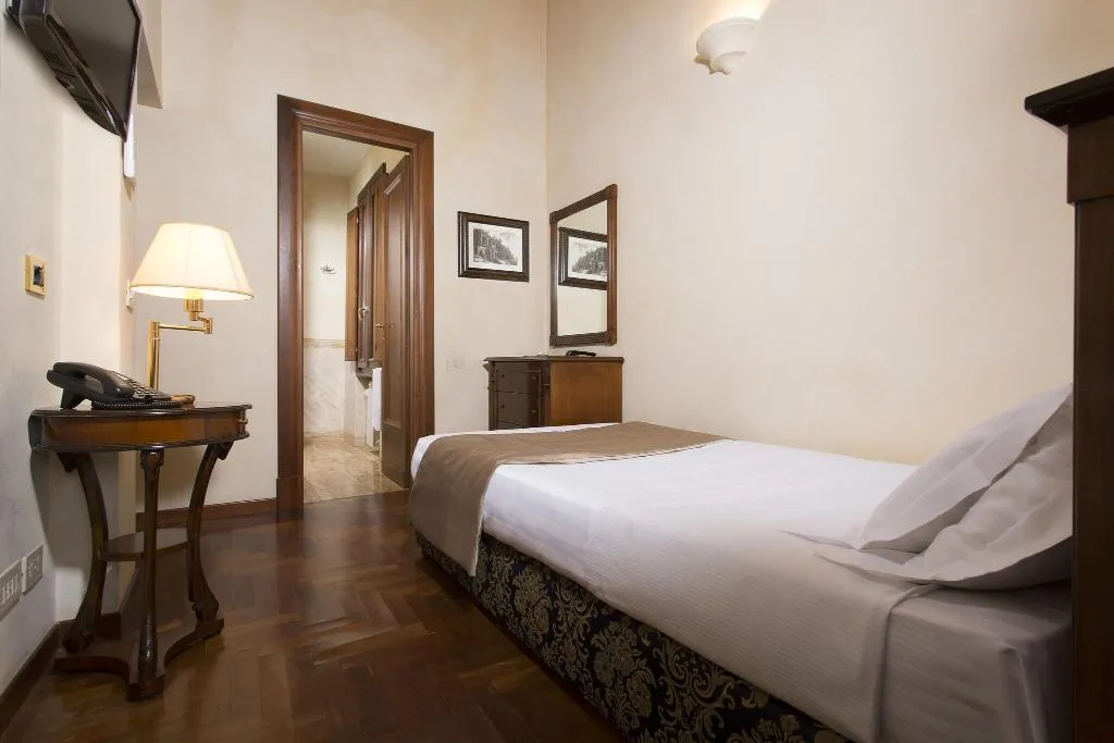 SINGLE SUPERIOR Room, Teatro Pace 33, Rome