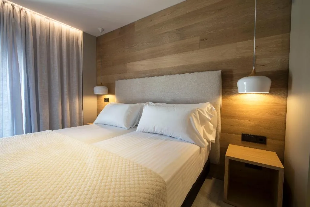 APARTMENT TWO BEDROOMS ONE BATHROOM Room, Zenit Sevilla, Seville