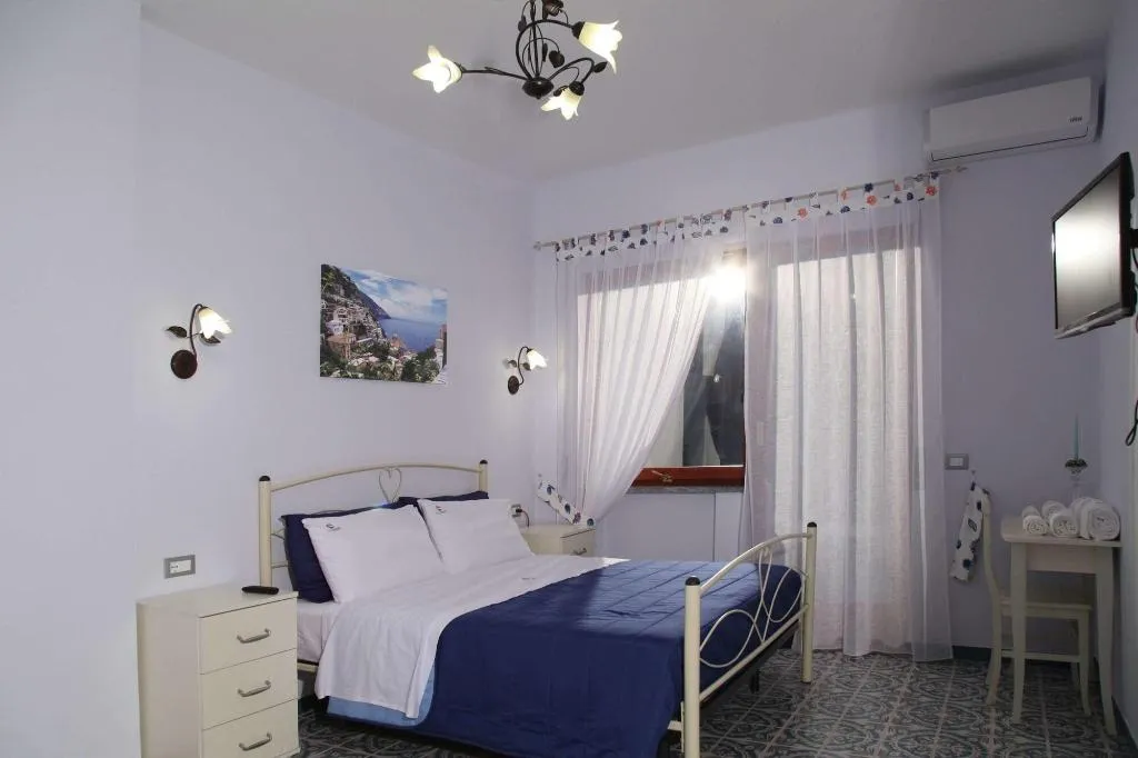 Room, The Reef, Naples