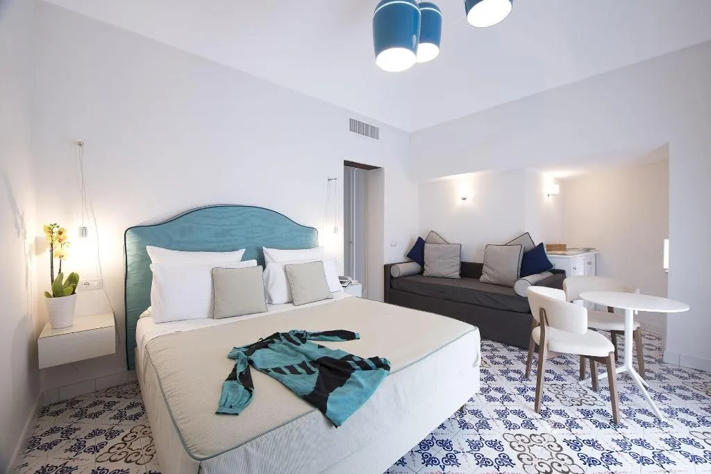 Room, Diecisedici, Naples