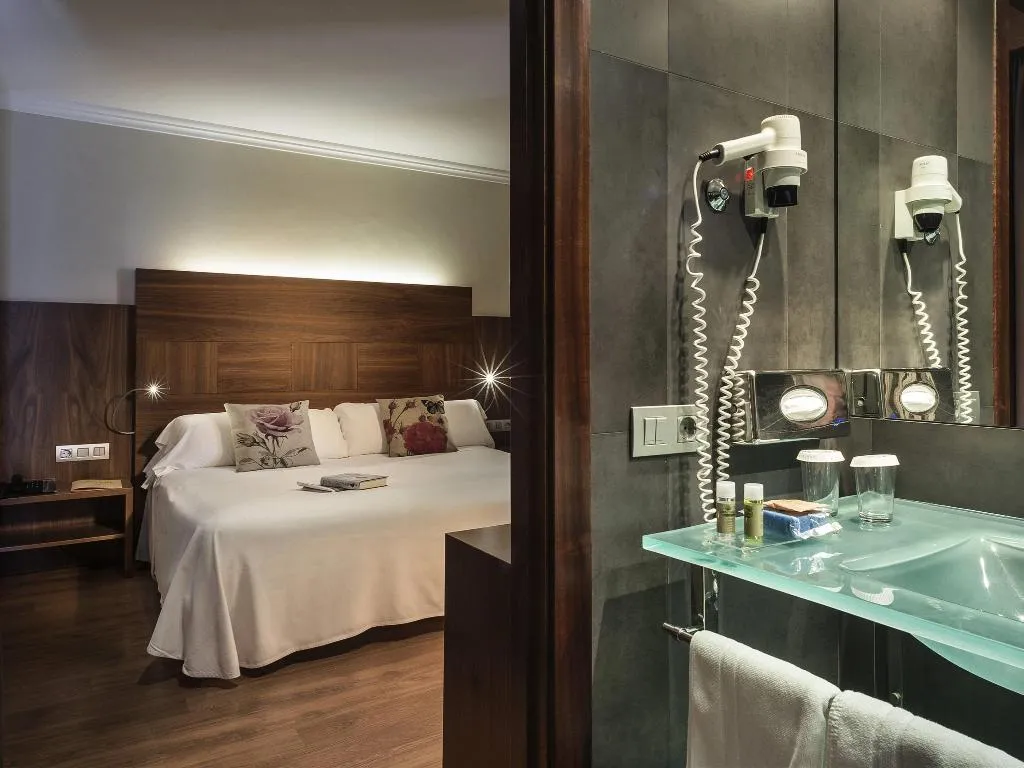 DOUBLE SUPERIOR Room, ibis Styles Figueres Ronda, Costa Brava