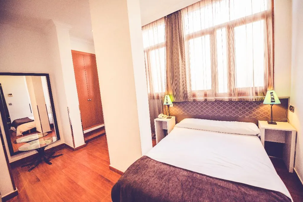 DOUBLE STANDARD Room, Hostal Sol Los Angeles, Madrid