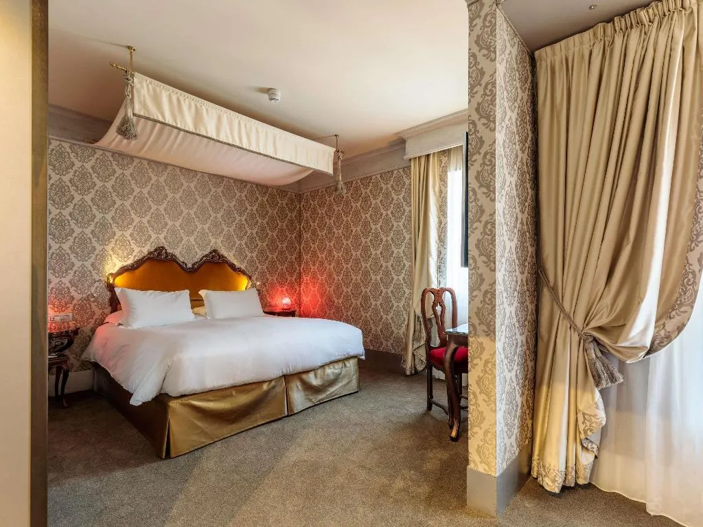 TRIPLE DELUXE CANAL VIEW Room, Papadopoli Hotel Venezia - MGallery Collection, Venice