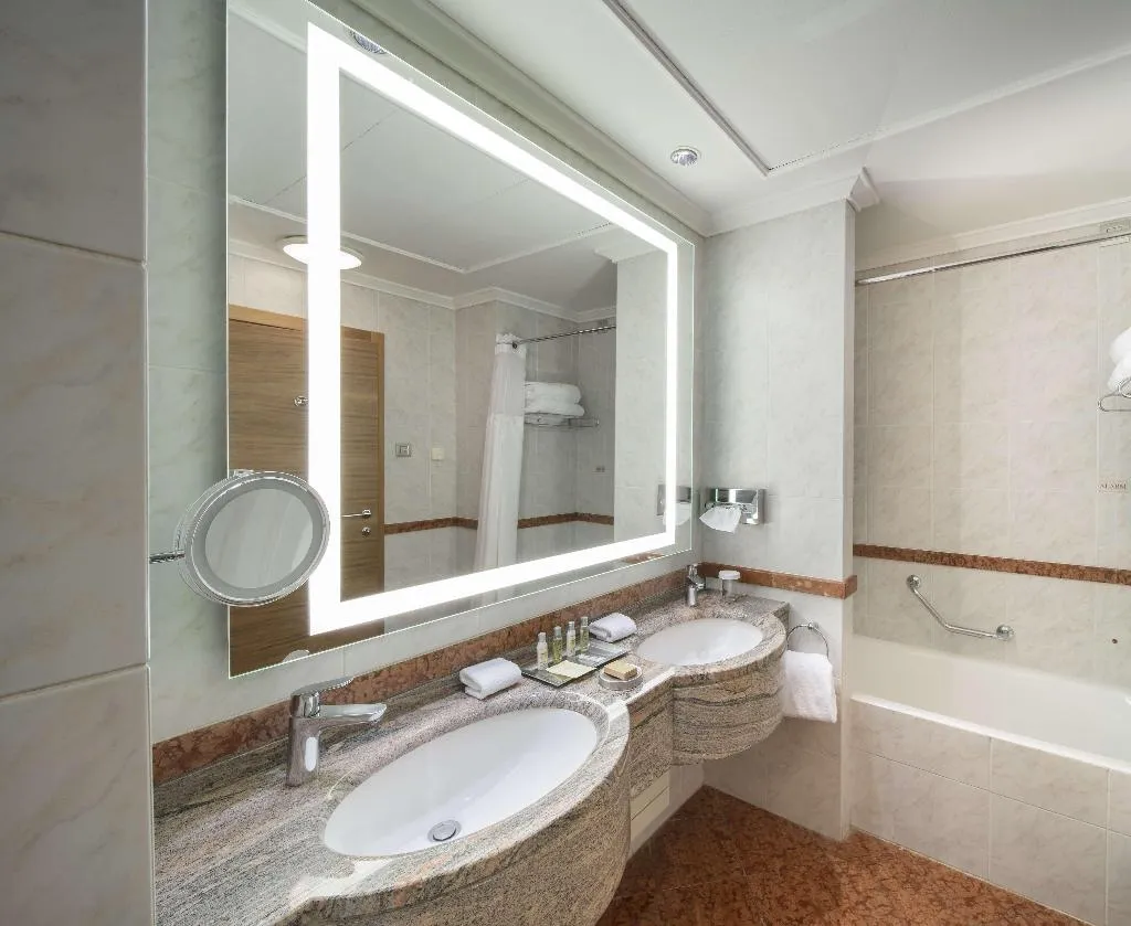 JUNIOR SUITE KING SIZE BED Room, Hilton Milan, Milan