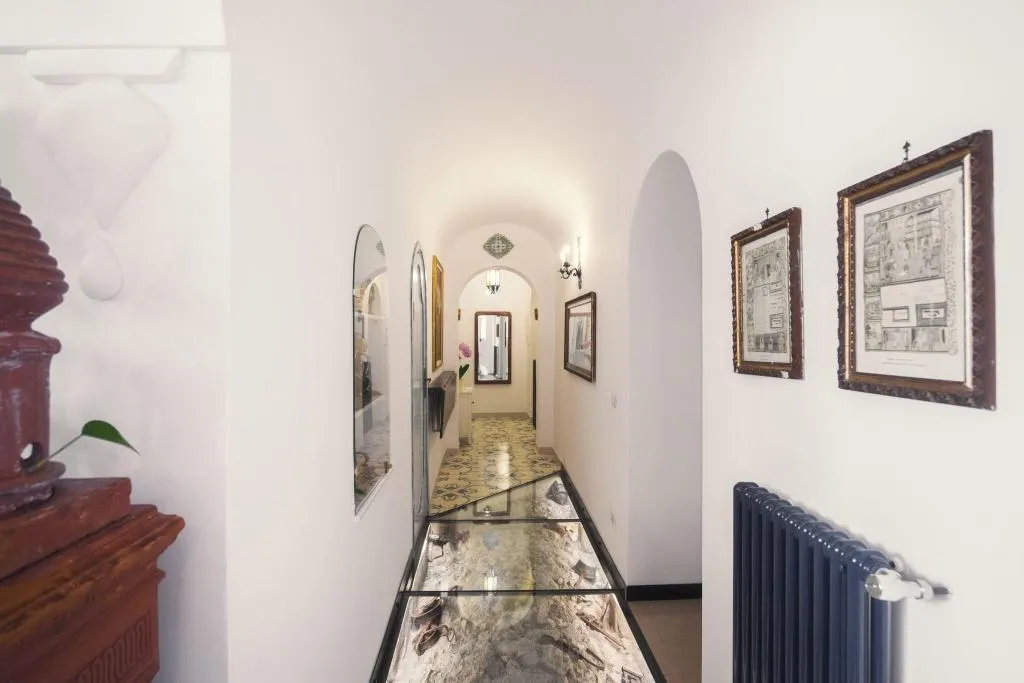 Lobby, Dimora del Podestà, Naples