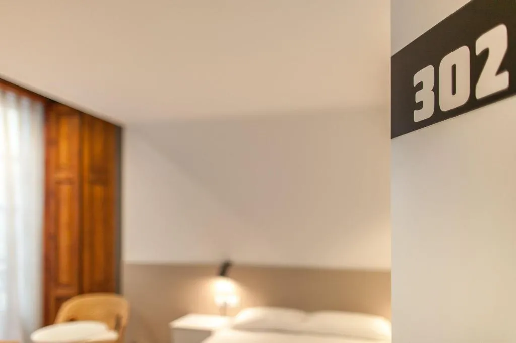 Room, Host & Home, Valencia