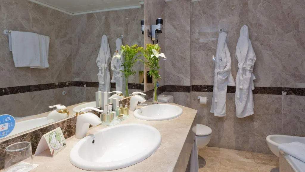 SUITE QUEEN SIZE BED Room, Santos Praga, Madrid