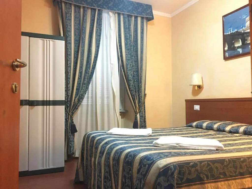 Room, Best Location In Rome, Naples