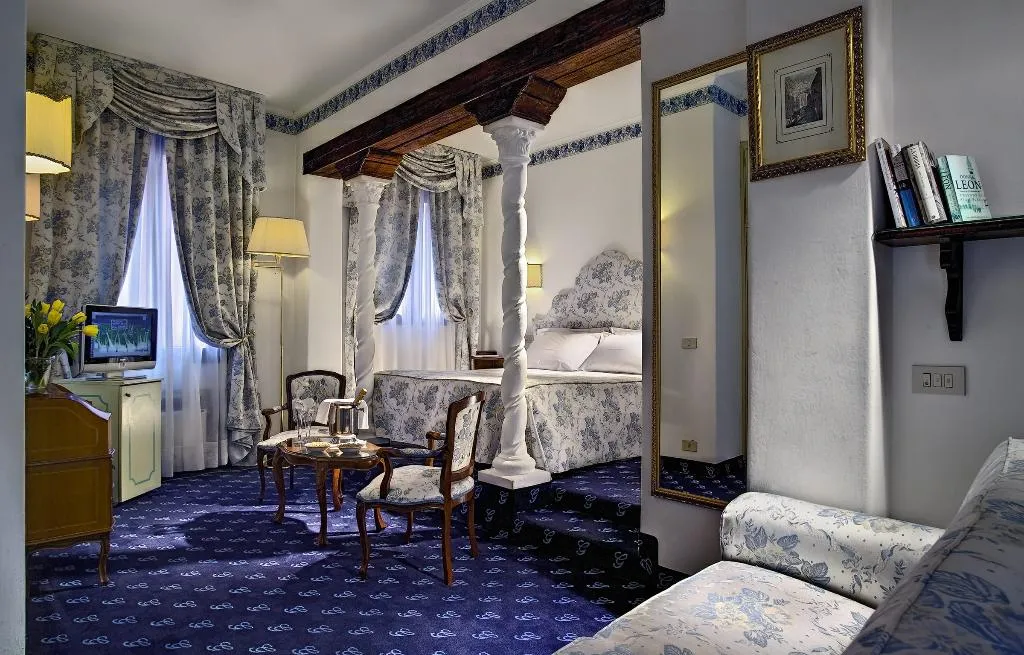 JUNIOR SUITE CAPACITY 3 Room, Giorgione Hotel, Venice