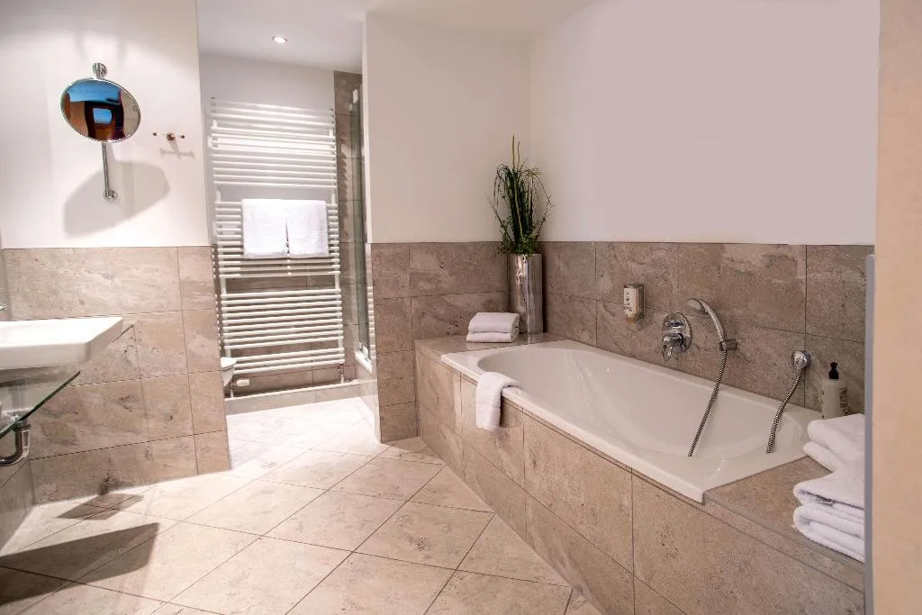 SUITE CAPACITY 6 Room, Best Western Premier Airporthotel Berlin, Berlin