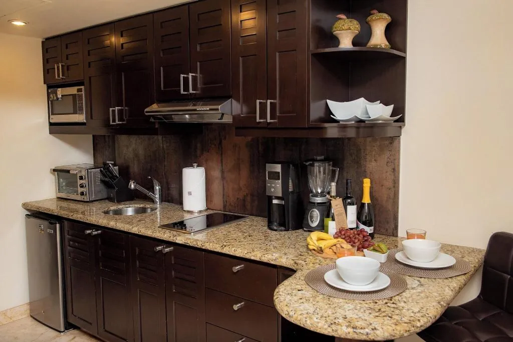 DOUBLE DELUXE KING BED Room, El Taj Ocean Front and Beachside Condo Hotel, Playa Del Carmen