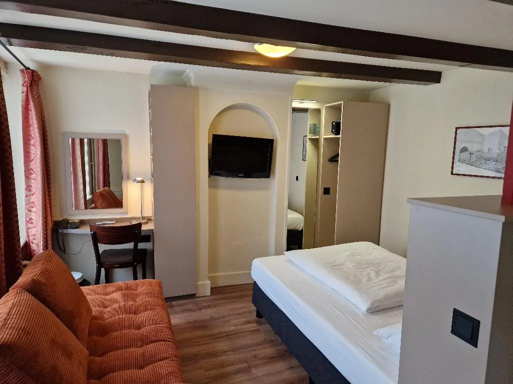 FAMILY ROOM DELUXE Room, A-train, Amsterdam