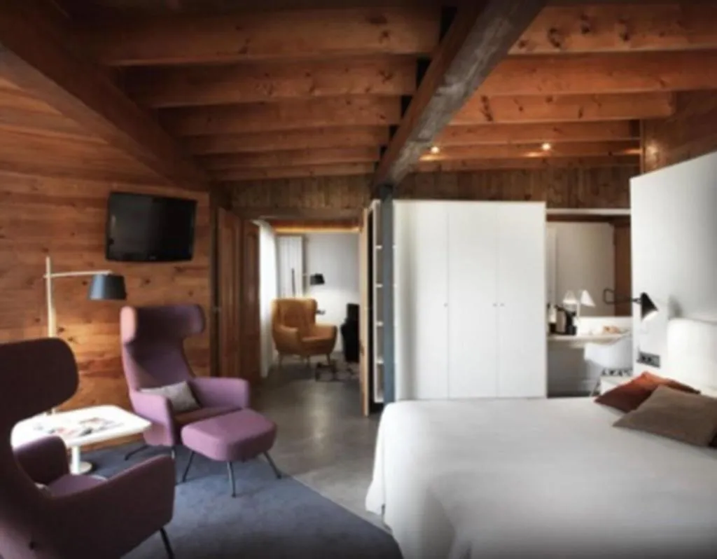 Room, Mont-Sant, Valencia