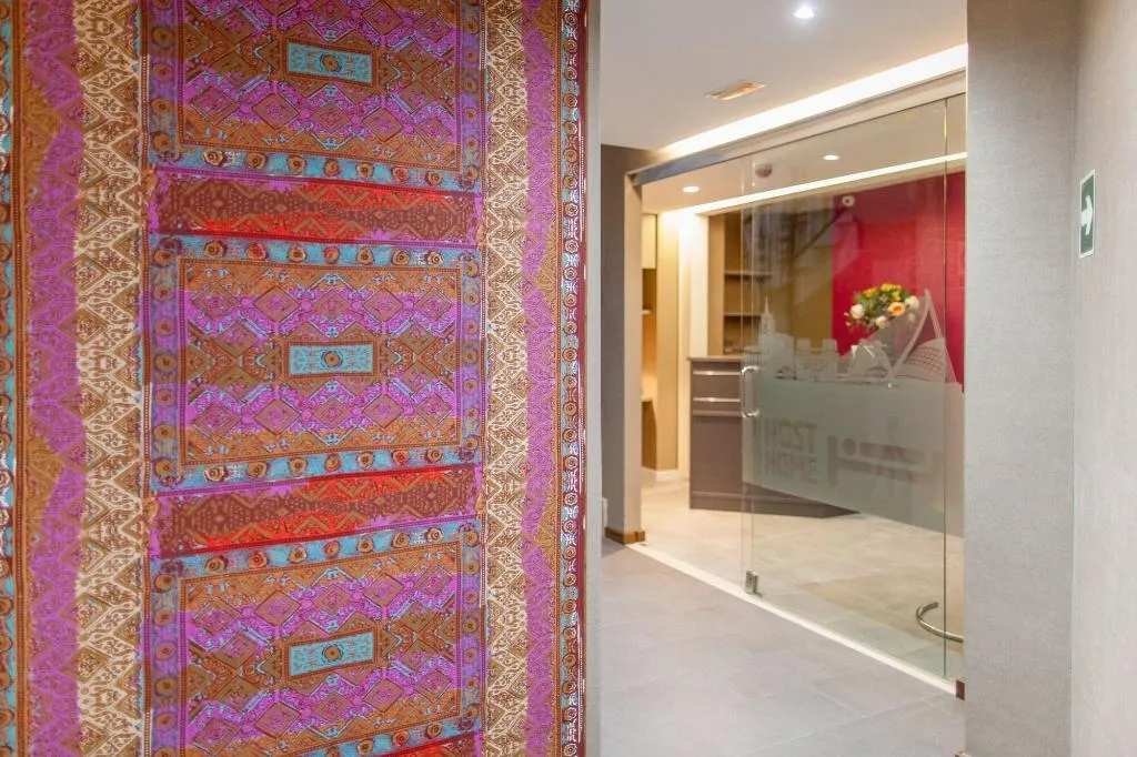 Lobby, Host & Home, Valencia