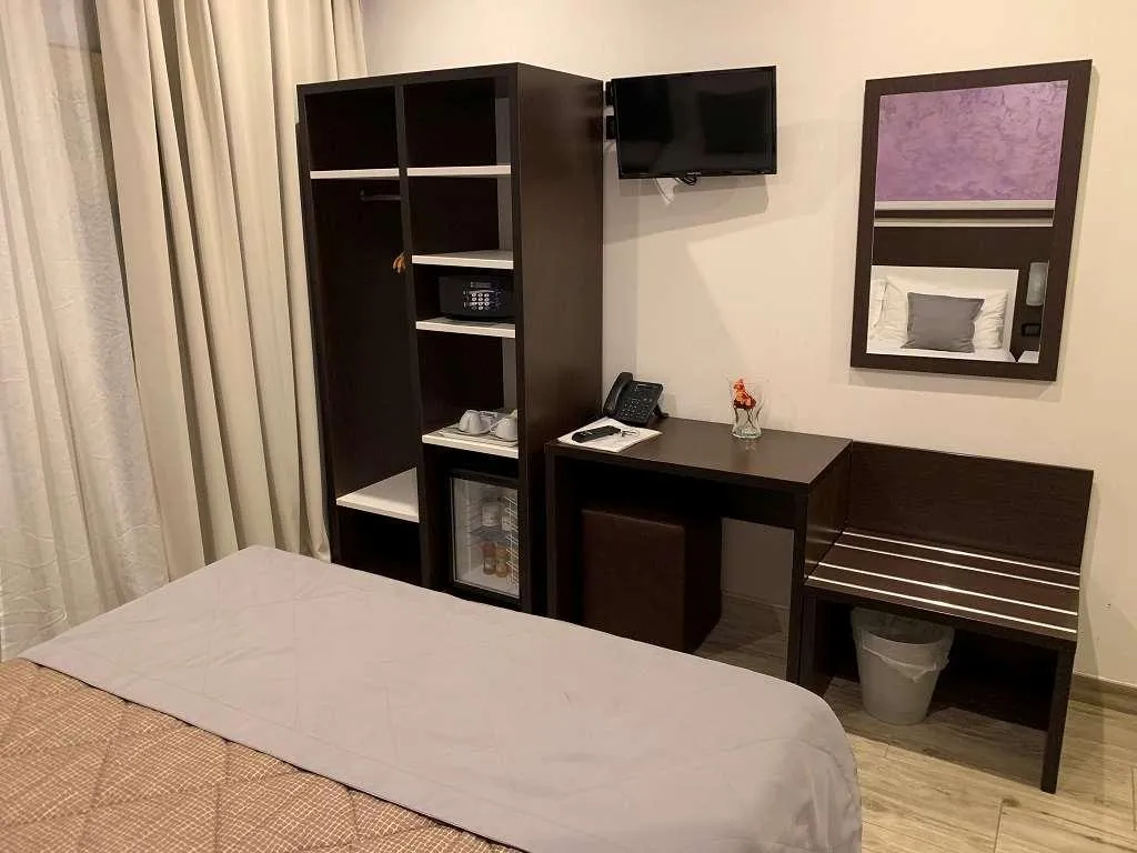 Room, Luxor Florence, Florence