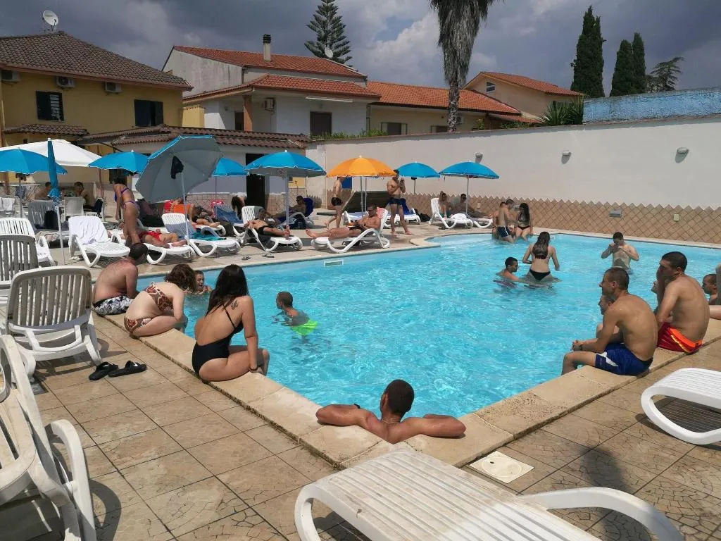 Sports and Entertainment, Garden inn, Naples