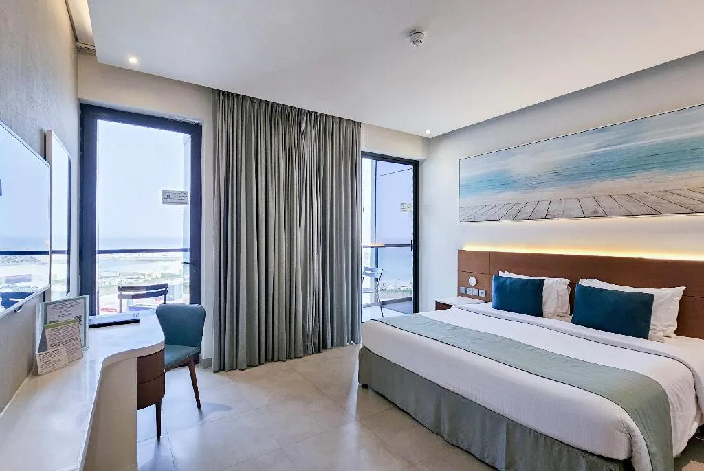 JUNIOR SUITE SEA VIEW Room, Wyndham Garden Ajman Corniche, Dubai