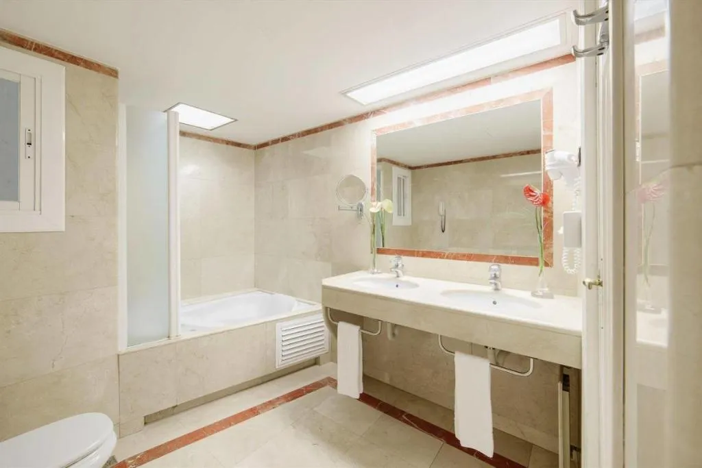TRIPLE STANDARD Room, Lamaro Hotel, Barcelona
