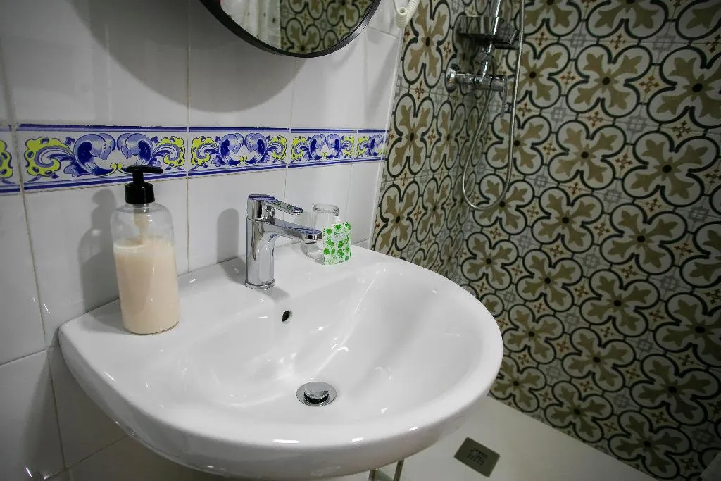 DOUBLE SINGLE USE WITH DOUBLE BED Room, Pensión dulces sueños, Seville