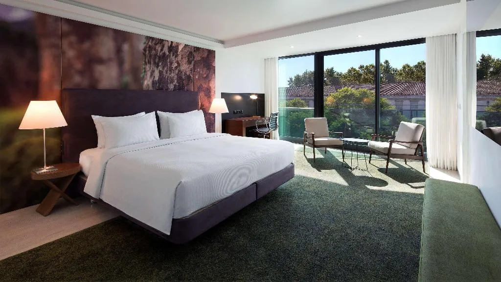 FAMILY ROOM KING SIZE BED Room, Doubletree by Hilton Lisbon - Fontana Park, Lisbon