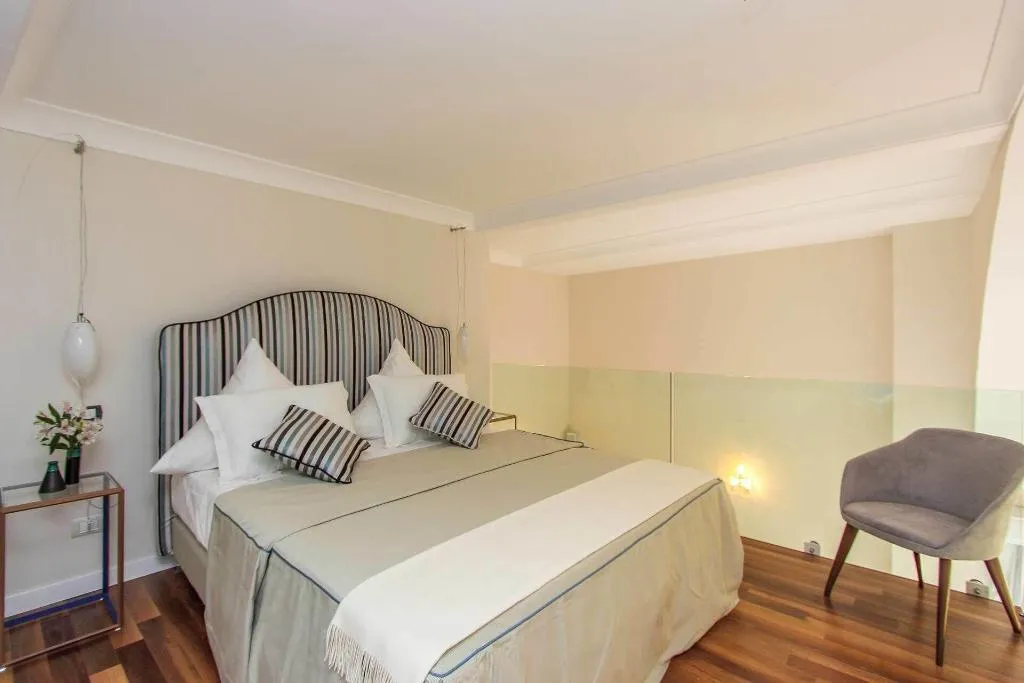 Room, Diecisedici, Naples