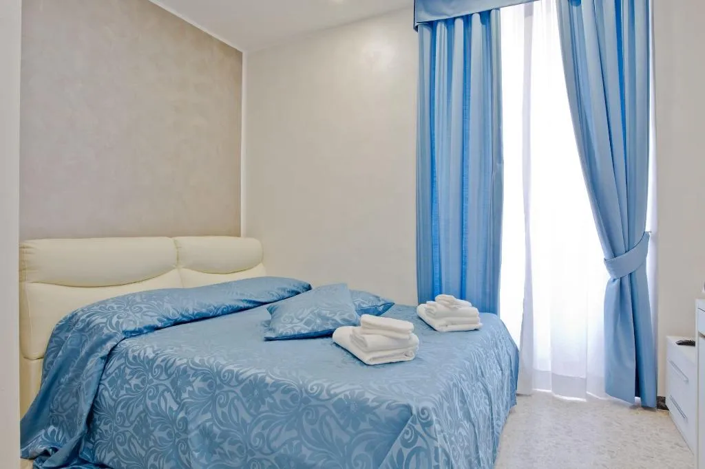 Room, Oscar 2, Naples