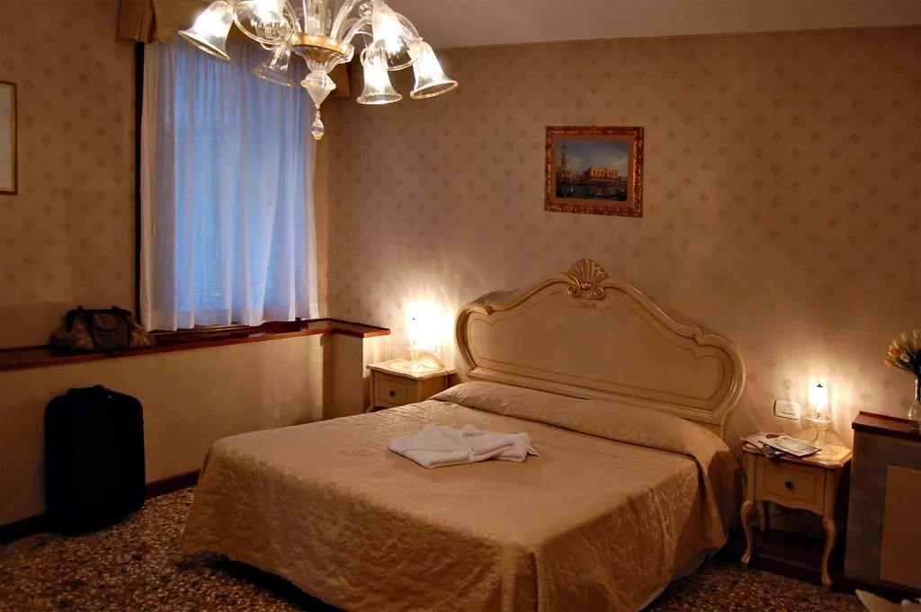 JUNIOR SUITE STANDARD Room, Casa Arte, Venice