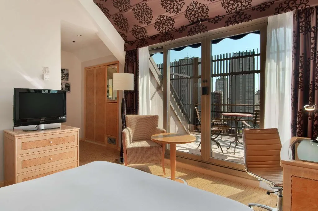 DOUBLE EXECUTIVE QUEEN BED Room, Hilton Milan, Milan