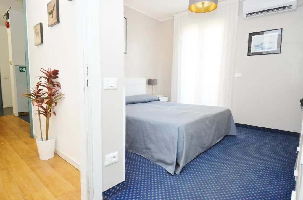 DOUBLE STANDARD Room, Ute, Venice