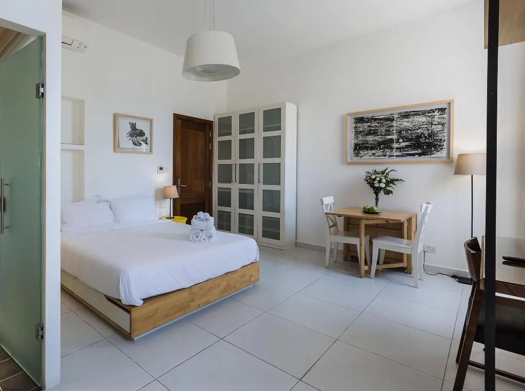 Room, Two Pillows Boutique Hostel, Malta