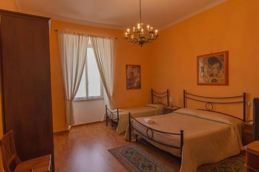 Room, Laterano Inn, Naples
