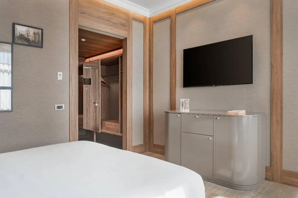 DOUBLE DELUXE KING BED Room, Autograph Collection Círculo Gran Vía, Madrid