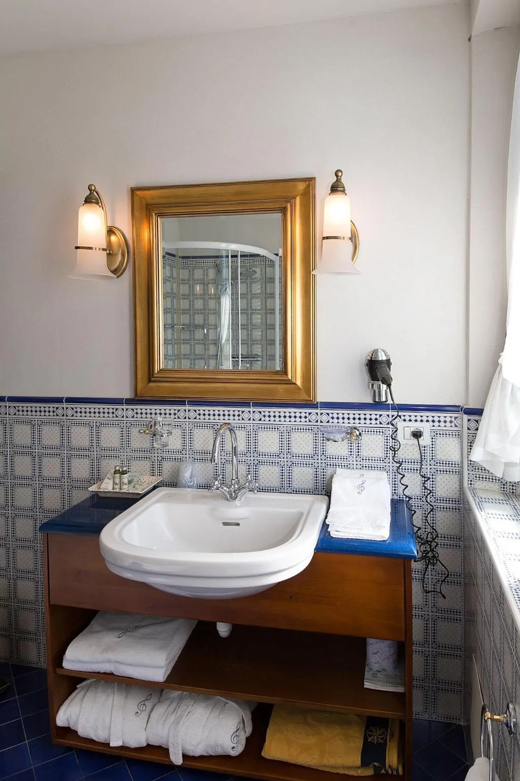 Room, Serenella, Milan