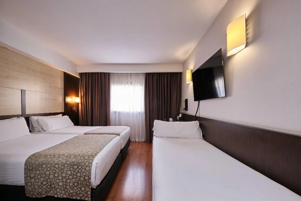 TRIPLE STANDARD Room, Catalonia Sagrada Familia, Barcelona