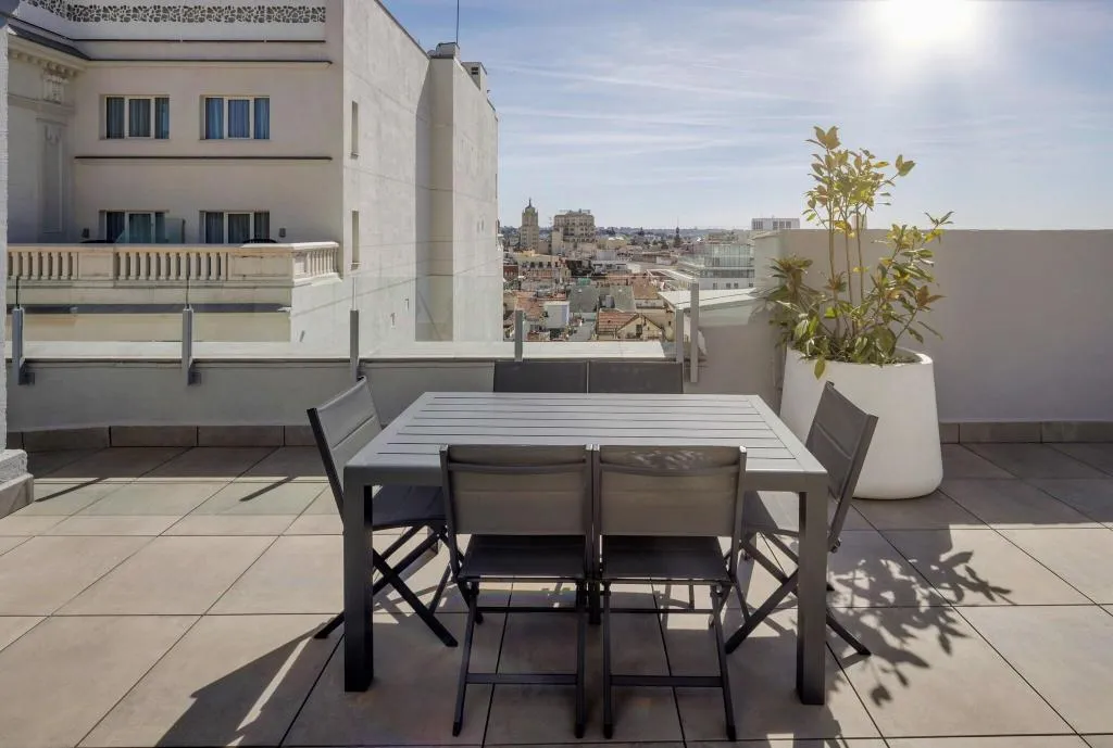 APARTMENT THREE BEDROOMS WITH VIEWS Room, Regente, Madrid