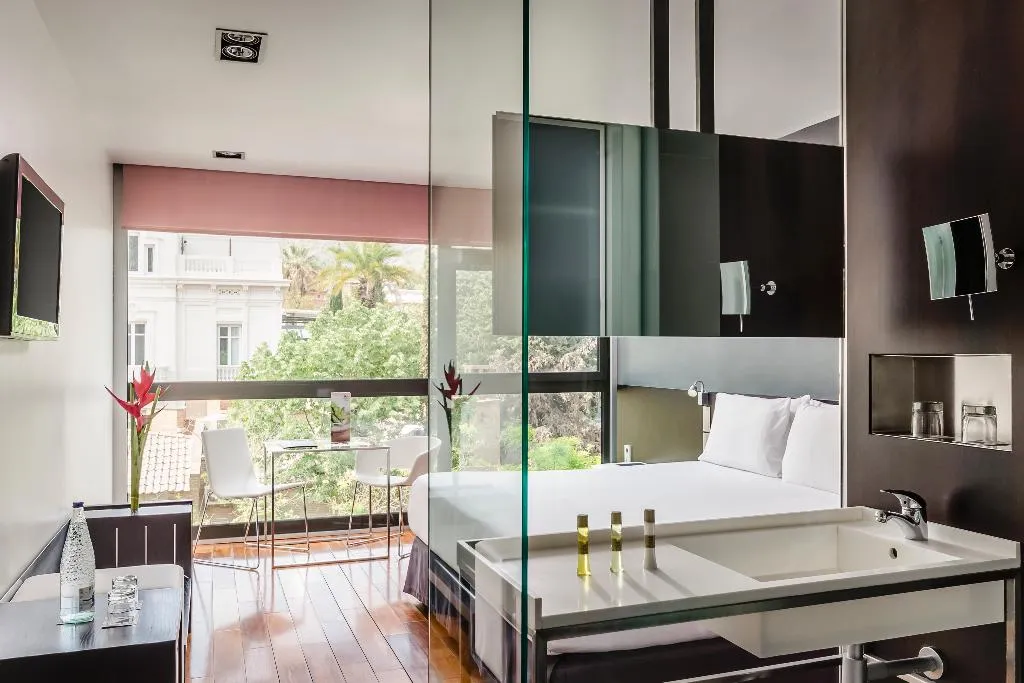 Room, Ikonik Angli, Barcelona