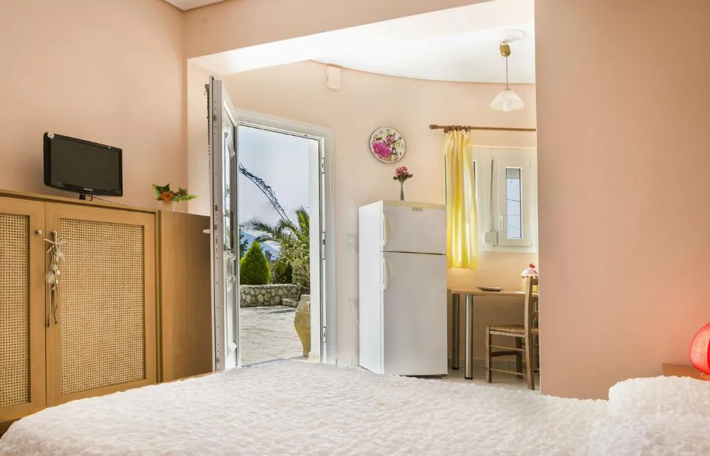 STUDIO CAPACITY 2 Room, Evi's Garden, Kefallinia