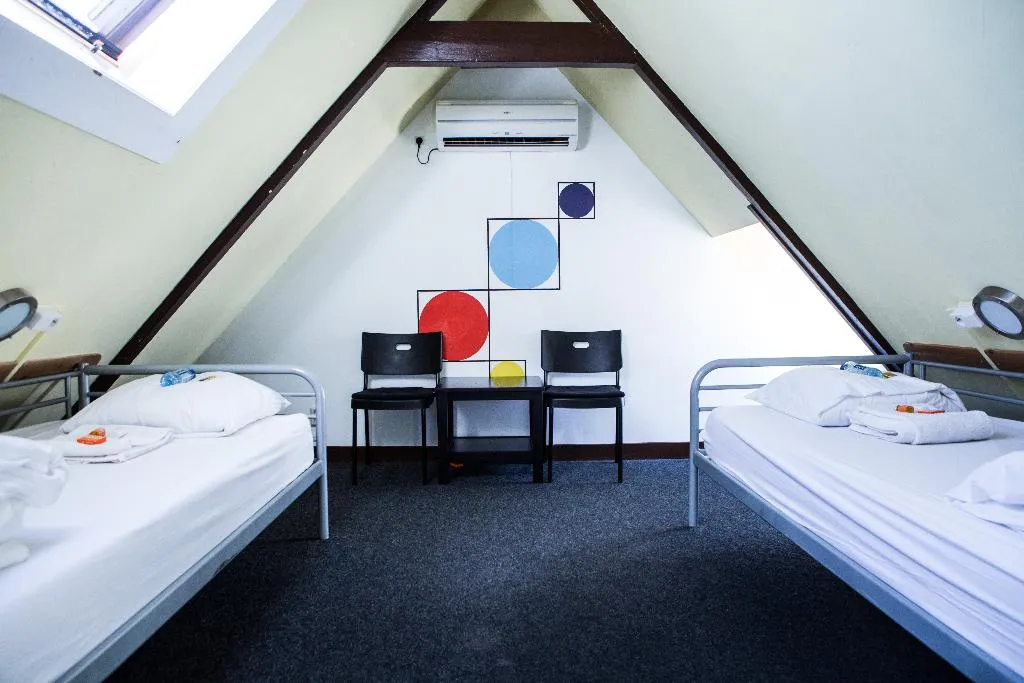 TWIN STANDARD Room, Flying Pigs Uptown Hostel Amsterdam, Amsterdam