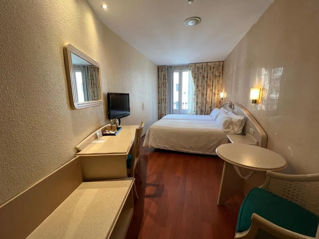 DOUBLE ECONOMY Room, Lleo, Barcelona