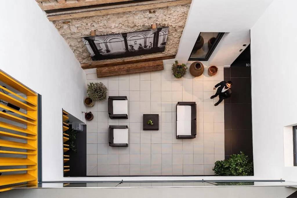 Lobby, Welldone Quality-Crystal Pool, Seville